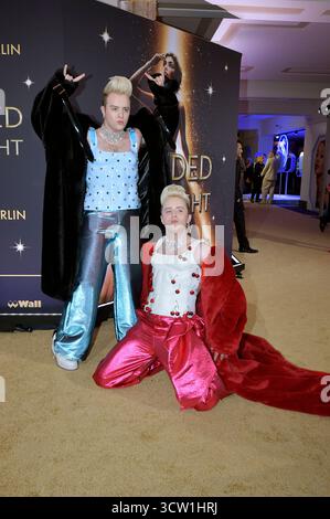 Jedward bei der Weltpremiere der geblendet von Delight Grand Show 2025 im Friedrichstadt-Palast. Berlin, 08.10.2025 *** Jedward bei der Uraufführung der Blinded by Delight Grand Show 2025 im Friedrichstadt Palast Berlin, 08 10 2025 Foto:XM.xBehrensx/xFuturexImagex Blinded 5032 Stockfoto