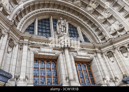 Kunstvoller Eingang zum Victoria and Albert Museum in South Kensington. London, UK, 28. Juni 2023 Stockfoto