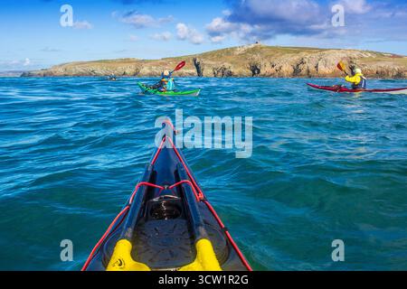 Kajakfahren im Rhoscolyn Beacon vor der Küste von Anglesey / Ynys Mon in Nordwales, Großbritannien Stockfoto