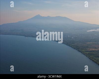 Nicaragua Granada Luftlandschaft neben dem See auf dem Hintergrund des Vulkans Mombacho Stockfoto