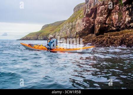 Ein Kajak vor der Great Orme bei Llandudno, Nordwales Stockfoto