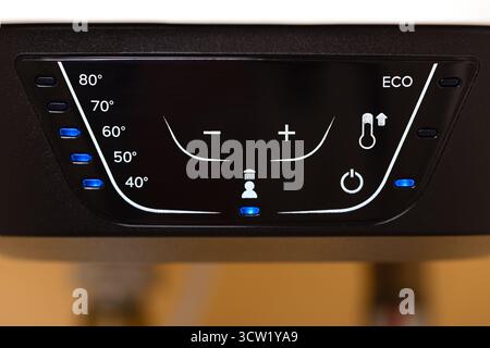 Nahaufnahme eines digitalen Bedienfelds mit Temperatureinstellungen, Symbolen und LED-Anzeigen für den ECO-Modus. Modern und benutzerfreundlich i Stockfoto
