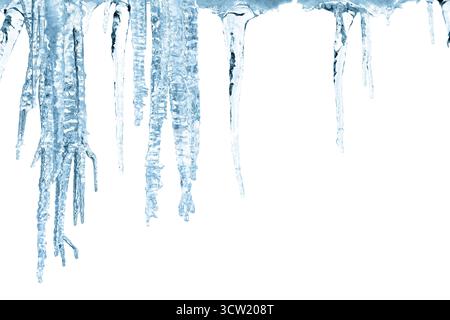 Frische blaue Eiszapfen im Winter auf weißem Hintergrund Stockfoto