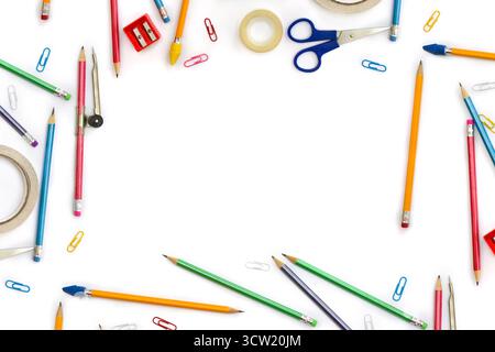 Zurück zur Schule. Schulbedarf ( Bleistift, Schere, Spitzer, Scotch Tape, Clips ) auf weißem Hintergrund mit Platz für Text. Draufsicht, flach Stockfoto