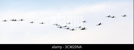 Spitfire und Hurricanes aus dem 2. Weltkrieg fliegen in einer rekordverdächtigen, großen Flügelformation am Ende der Battle of Britain Air Show, IWM Duxford, 2025 Stockfoto