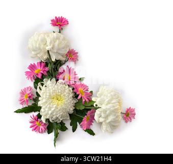 Blumenstrauß aus weißen und rosa Chrysanthemen auf weißem Hintergrund mit Platz für Text Stockfoto
