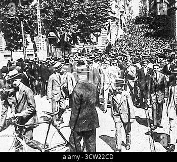 Italienische Studenten in Rom marschieren 1915 mit Fahnen und Bannern durch die Straßen und zeigen Unterstützung für die Kriegsanstrengungen nach den Siegen von General Cadornaís. Ihre Begeisterung repräsentierte die jüngere generationís patriotische Reaktion Italiens auf den Ersten Weltkrieg. Dieses Bild von Le Miroir fängt die Beteiligung der Studenten an der Mobilisierung im Krieg ein. Stockfoto