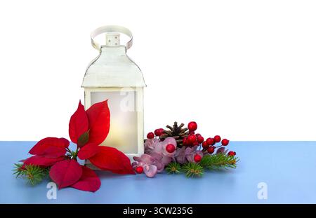 Weihnachtsdekoration. Weihnachtslaterne, rote Weihnachtsstern Blume, rote Beeren, Tannenzapfen, Zweig Weihnachtsbaum auf weißem Hintergrund mit Platz für Text Stockfoto