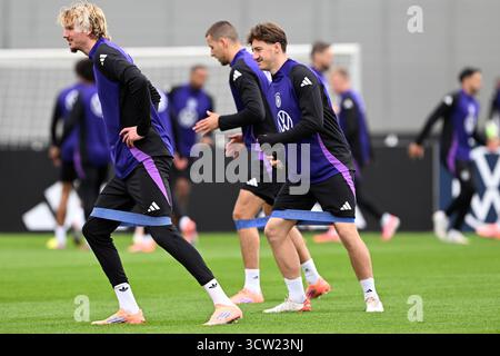 Herzogenaurach, Deutschland. Oktober 2025. Fußball: Nationalmannschaft, WM-Qualifikation, vor dem Spiel gegen Luxemburg (10.10.), Nick Woltemade (l-r, Deutschland), Waldemar Anton (Deutschland) und Angelo Stiller (Deutschland) im Training. Quelle: Federico Gambarini/dpa/Alamy Live News Stockfoto