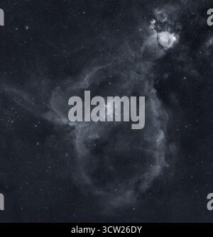 London, Großbritannien. Oktober 2025. Das Detail des Herznebels in Cassiopeia leuchtet hell am klaren Himmel über London in dieser langen Exposition des komplexen Emissionsnebels 7.500 Lichtjahre entfernt, durch das Vordergrundsternfeld gesehen und durch einen Hydrogen III Schmalbandfilter fotografiert. Die Belichtung besteht aus 14 x 300 Sekunden langen Aufnahmen, die in einem einzigen Bild zusammengefasst sind und vom lichtverschmutzten Vorstadthimmel (Bortle 7) in London unter fast Vollmond aufgenommen wurden. Kredit: Malcolm Park/Alamy Stockfoto