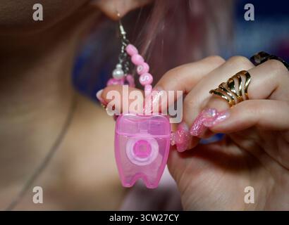 Berlin, Deutschland. Oktober 2025. Der Berliner Künstler Floss nimmt an der New Faces Award Music Zeremonie der Zeitschrift „Bunte“ im Festsaal Kreuzberg Teil. Quelle: Soeren Stache/dpa/Alamy Live News Stockfoto