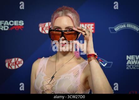Berlin, Deutschland. Oktober 2025. Der Berliner Künstler Floss nimmt an der New Faces Award Music Zeremonie der Zeitschrift „Bunte“ im Festsaal Kreuzberg Teil. Quelle: Soeren Stache/dpa/Alamy Live News Stockfoto