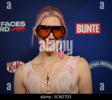 Berlin, Deutschland. Oktober 2025. Der Berliner Künstler Floss nimmt an der New Faces Award Music Zeremonie der Zeitschrift „Bunte“ im Festsaal Kreuzberg Teil. Quelle: Soeren Stache/dpa/Alamy Live News Stockfoto