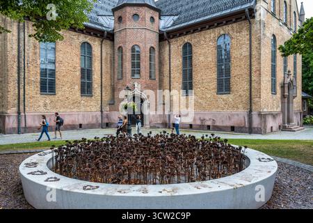 Eiserne Roses-Gedenkstätte in der Kathedrale von Oslo in Norwegen, gewidmet den 77 Opfern der Terroranschläge vom 22. Juli 2011 in Oslo und auf der Insel Utøya Stockfoto