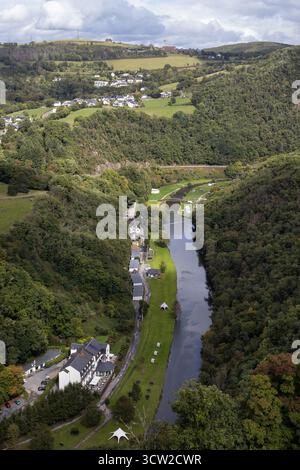 Aus der Vogelperspektive mit Blick nach Norden entlang des Sure-Tals in Richtung Lipperscheid in der Gemeinde Bourscheid im Nordosten Luxemburgs. Sommerreise Fotogra Stockfoto