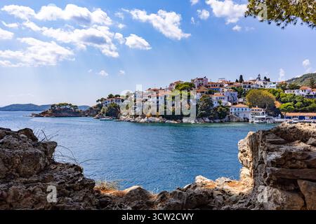 Blick auf die Küste von Skiathos mit weiß getünchten Häusern und roten Dächern mit Blick auf die blaue Ägäis. Stockfoto
