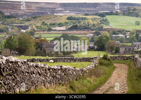 Ein Zug, der mit Stein beladen wurde, auf dem neu eröffneten Minerals-Anschlussgleis bei Horton im Ribblesdale Quarry, auf der Bahnstrecke von Siedlung nach Carlisle. Stockfoto