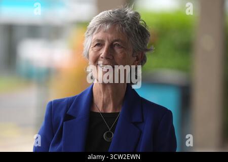 Die unabhängige Kandidatin Catherine Connolly kommt vor der Debatte über die Präsidentschaftskandidaten von RTE Drivetime im RTE-Studio in Dublin an. Bilddatum: Donnerstag, 9. Oktober 2025. Stockfoto