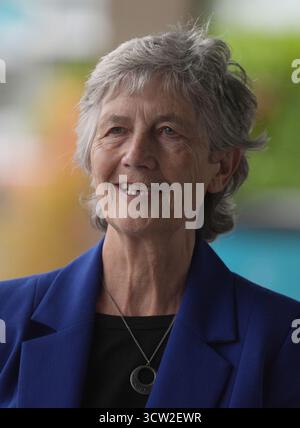 Die unabhängige Kandidatin Catherine Connolly kommt vor der Debatte über die Präsidentschaftskandidaten von RTE Drivetime im RTE-Studio in Dublin an. Bilddatum: Donnerstag, 9. Oktober 2025. Stockfoto