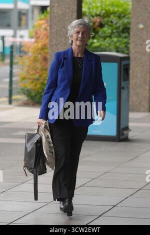 Die unabhängige Kandidatin Catherine Connolly kommt vor der Debatte über die Präsidentschaftskandidaten von RTE Drivetime im RTE-Studio in Dublin an. Bilddatum: Donnerstag, 9. Oktober 2025. Stockfoto