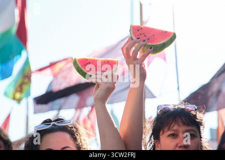 Buenos Aires, Argentinien; 7. Oktober 2025: Massiver Protest zur Unterstützung Palästinas gegen den israelischen zionistischen Völkermord in Gaza. Demonstranten halten pi hoch Stockfoto