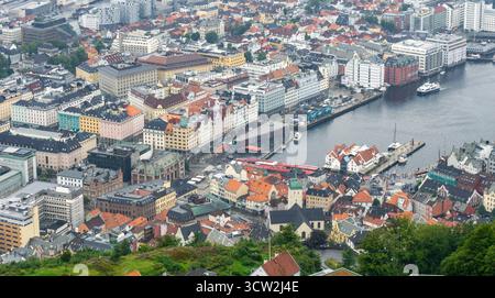 Blick aus der Vogelperspektive auf Bergen, Norwegen, den Hafen mit dem berühmten Fischmarkt im Zentrum, ein pulsierendes Zentrum des Tourismus, der Kultur und der lokalen Meeresfrüchte-Traditionen Surro Stockfoto