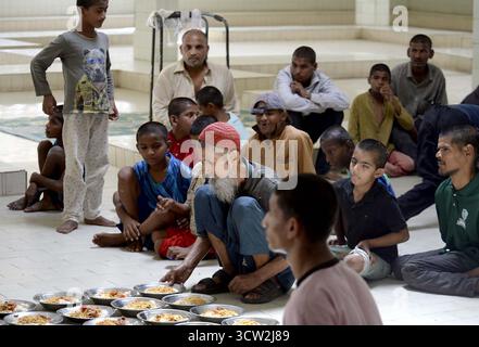 Am Vorabend des Welttags für psychische Gesundheit, der sich am Super Highway in Karachi am Donnerstag, 9. Oktober 2025 befindet, essen die Patienten im Edhi Village Mental Health Hospital zu Mittag. Der Welttag für psychische Gesundheit weckt das Bewusstsein der Öffentlichkeit für Fragen der psychischen Gesundheit. Das Thema des Welttages der psychischen Gesundheit 2025 lautet: „Zugang zu Dienstleistungen: Psychische Gesundheit in Katastrophen und Notfällen. Die Patienten, auch die mit Schizophrenie, wurden von ihren Verwandten aufgenommen, und das Institut stellt ihnen Medikamente zur Verfügung. Stockfoto