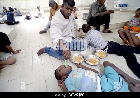 Am Vorabend des Welttags für psychische Gesundheit, der sich am Super Highway in Karachi am Donnerstag, 9. Oktober 2025 befindet, essen die Patienten im Edhi Village Mental Health Hospital zu Mittag. Der Welttag für psychische Gesundheit weckt das Bewusstsein der Öffentlichkeit für Fragen der psychischen Gesundheit. Das Thema des Welttages der psychischen Gesundheit 2025 lautet: „Zugang zu Dienstleistungen: Psychische Gesundheit in Katastrophen und Notfällen. Die Patienten, auch die mit Schizophrenie, wurden von ihren Verwandten aufgenommen, und das Institut stellt ihnen Medikamente zur Verfügung. Stockfoto