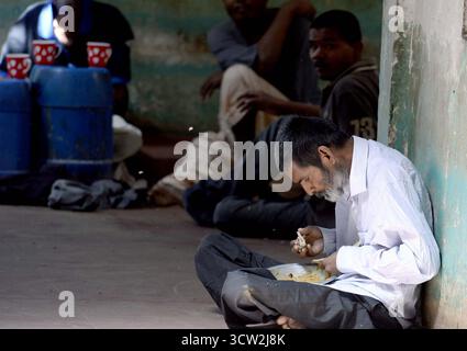Am Vorabend des Welttags für psychische Gesundheit, der sich am Super Highway in Karachi am Donnerstag, 9. Oktober 2025 befindet, essen die Patienten im Edhi Village Mental Health Hospital zu Mittag. Der Welttag für psychische Gesundheit weckt das Bewusstsein der Öffentlichkeit für Fragen der psychischen Gesundheit. Das Thema des Welttages der psychischen Gesundheit 2025 lautet: „Zugang zu Dienstleistungen: Psychische Gesundheit in Katastrophen und Notfällen. Die Patienten, auch die mit Schizophrenie, wurden von ihren Verwandten aufgenommen, und das Institut stellt ihnen Medikamente zur Verfügung. Stockfoto