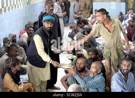 Am Vorabend des Welttags für psychische Gesundheit, der sich am Super Highway in Karachi am Donnerstag, 9. Oktober 2025 befindet, essen die Patienten im Edhi Village Mental Health Hospital zu Mittag. Der Welttag für psychische Gesundheit weckt das Bewusstsein der Öffentlichkeit für Fragen der psychischen Gesundheit. Das Thema des Welttages der psychischen Gesundheit 2025 lautet: „Zugang zu Dienstleistungen: Psychische Gesundheit in Katastrophen und Notfällen. Die Patienten, auch die mit Schizophrenie, wurden von ihren Verwandten aufgenommen, und das Institut stellt ihnen Medikamente zur Verfügung. Stockfoto