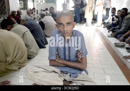 Am Vorabend des Welttags für psychische Gesundheit, der sich am Super Highway in Karachi am Donnerstag, 9. Oktober 2025 befindet, essen die Patienten im Edhi Village Mental Health Hospital zu Mittag. Der Welttag für psychische Gesundheit weckt das Bewusstsein der Öffentlichkeit für Fragen der psychischen Gesundheit. Das Thema des Welttages der psychischen Gesundheit 2025 lautet: „Zugang zu Dienstleistungen: Psychische Gesundheit in Katastrophen und Notfällen. Die Patienten, auch die mit Schizophrenie, wurden von ihren Verwandten aufgenommen, und das Institut stellt ihnen Medikamente zur Verfügung. Stockfoto