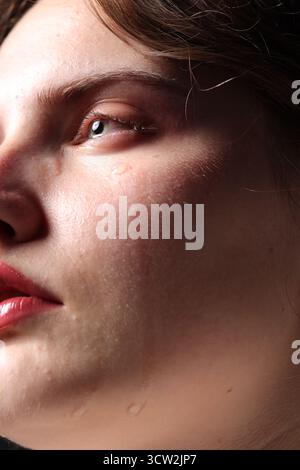 Nahaufnahme einer traurigen jungen Frau, die weint Stockfoto