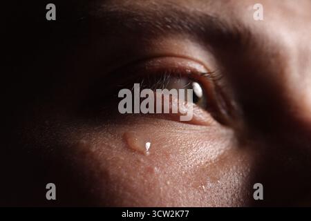 Nahaufnahme eines traurigen jungen Mannes, der weint Stockfoto