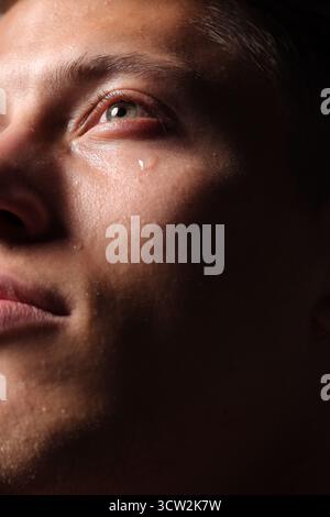 Nahaufnahme eines traurigen jungen Mannes, der weint Stockfoto