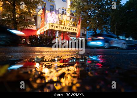 Berlin, Deutschland. Oktober 2025. Autos fahren am Wintergarten Variete vorbei. Quelle: Sebastian Gollnow/dpa/Alamy Live News Stockfoto