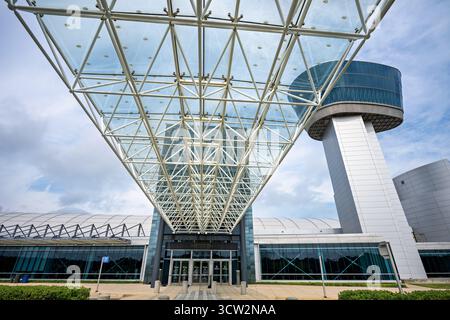 Smithsonian Air and Space Museum Udvar Hazy Center Chantilly Virginia // CHANTILLY, Virginia, Vereinigte Staaten — der moderne Eingang aus Glas und Stahl zum Steven F. Udvar-Hazy Center ist neben dem markanten Aussichtsturm sichtbar. Dieser 164 Fuß (50 Meter) große Aussichtsturm ist eine Nachbildung eines Flughafenkontrollturms und bietet einen Panoramablick auf den internationalen Flughafen Washington Dulles (IAD) und seinen Betrieb. Der Turm beherbergt auch Exponate und ist ein wichtiges Merkmal des Steven F. Udvar-Hazy Center, einem nebengebäude des National Air and Space Museum des Smithsonian. Eröffnet 2003 in Chanti Stockfoto