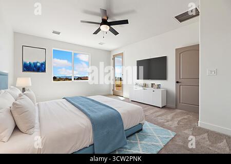 Stellen Sie sich ein gemütliches Schlafzimmer mit einem komfortablen Bett, einem eleganten Fernseher für Unterhaltung und einem beruhigenden Deckenventilator vor, damit die Luft zirkuliert Stockfoto