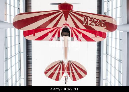 Smithsonian Air and Space Museum Udvar Hazy Center Pitts S 1C Special Chantilly Virginia // CHANTILLY, Virginia — das Pitts S-1C Special Kunstflugzeug, 'Little Stinker', mit der Registrierung N22E, wird im Steven F. Udvar-Hazy Center des Smithsonian National Air and Space Museum ausgestellt. Es ist das älteste noch erhaltene Pitts Special, das zweite Flugzeug von Curtis Pitts, der die S-1 1945 einführte. Seine extreme Agilität trug dazu bei, dass das Design die Kunstflugkonkurrenz dominierte. Betty Skelton flog „Little Stinker“ und gewann 1949 und 1950 die Internationalen Feminine Aerobatic Championships. Skelton la Stockfoto