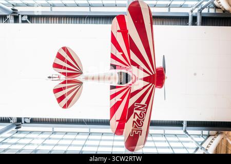 Pitts S1C Special Little Stinker Smithsonian Air and Space Museum Chantilly // CHANTILLY, Virginia — der Pitts S-1C Special Doppeldecker, „Little Stinker“, wird an der Decke im Steven F. Udvar-Hazy Center des National Air and Space Museum ausgestellt. Als ältestes noch erhaltenes Pitts Special und zweitgebautes Flugzeug von Curtis Pitts dominierte dieses 1945 mit seiner Agilität die Kunstflugkonkurrenz. Unter der Pilotin Betty Skelton gewann sie 1949 und 1950 die Internationalen Feminine Aerobatic Championships und schärfte damit das Bewusstsein für Kunstflug und Pitts Design. Skelton erwarb später wieder und spendete Litt Stockfoto