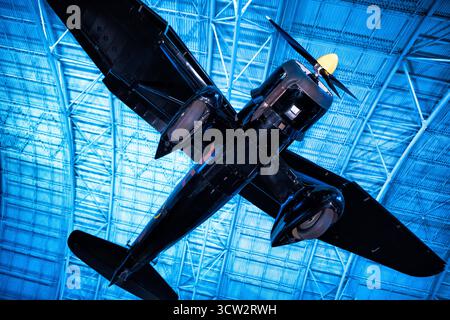 Westland Lysander IIIa Flugzeuge Smithsonian Udvar Hazy Center Chantilly Virginia // CHANTILLY, VIRGINIA — das Westland Lysander IIIa Flugzeug, bekannt für seine geheimen Missionen während des Zweiten Weltkriegs, wird im Steven F. Udvar-Hazy Center ausgestellt. Dieser Lysander wurde 1942 in Kanada gebaut und ist in den Farben der RAF 138 Squadron lackiert, die geheime Missionen für den Special Operations Executive flog. Das für kurze Starts und Landungen auf unvorbereiteten Feldern entwickelte Flugzeug misst 4,42 Meter (14 Fuß 6 Zoll) hoch und hat eine Spannweite von 49 Fuß 2 9/16 Zoll (15 Meter) A Stockfoto