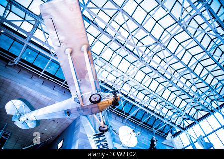 Smithsonian National Air and Space Museum Spirit of St Louis Airplane Washington DC // WASHINGTON DC — das ikonische Spirit of St. Louis Flugzeug, das Charles Lindbergh während des ersten Nonstop-Transatlantikfluges im Mai 1927 geflogen hat, ist eine prominente Ausstellung. Dieses speziell angefertigte Ryan NYP Monoplane wird für seine historische Reise von New York nach Paris gefeiert und ist damit eine entscheidende Leistung in der Luftfahrtgeschichte. Das Flugzeug ist im Smithsonian National Air and Space Museum untergebracht. Diese Institution, Teil des Smithsonian, zeigt eine riesige Sammlung von Luft- und RaumfahrtArtefakten. Das Hotel liegt an der Nationa Stockfoto
