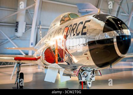 Lockheed T-33A Shooting Star Smithsonian Air and Space Museum Chantilly VA // CHANTILLY, Virginia, Vereinigte Staaten — der Lockheed T-33A-5-LO Shooting Star, Seriennummer 53-5226N ist im Steven F. Udvar-Hazy Center des Smithsonian National Air and Space Museum ausgestellt. Dieser zweisitzige, einmotorige Jet-Trainer, der als „T-Bird“ bekannt ist, diente von 1948 bis 1957 der U.S. Air Force und der DC Air National Guard. Die Flugzeuge des Museums, die 1954 von der USAF akzeptiert wurden, behalten ihre originale, hochglanzpolierte Oberfläche aus Naturmetall, wobei alle Geschütze entfernt wurden. Sie befindet sich in der Korea and Vietnam Aviation galler Stockfoto