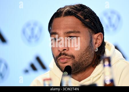 Herzogenaurach, Deutschland. Oktober 2025. Fußball: Nationalmannschaft, WM-Qualifikation, vor dem Spiel gegen Luxemburg (10.10.) beantwortet Serge Gnabry (Deutschland) Fragen von Journalisten. Quelle: Federico Gambarini/dpa/Alamy Live News Stockfoto