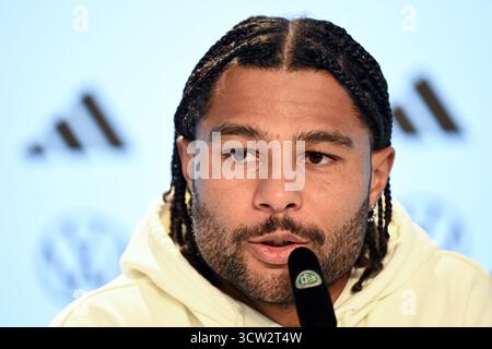 Herzogenaurach, Deutschland. Oktober 2025. Fußball: Nationalmannschaft, WM-Qualifikation, vor dem Spiel gegen Luxemburg (10.10.) beantwortet Serge Gnabry (Deutschland) Fragen von Journalisten. Quelle: Federico Gambarini/dpa/Alamy Live News Stockfoto