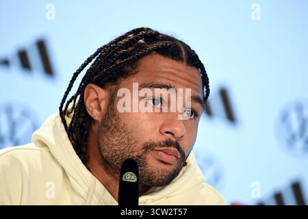 Herzogenaurach, Deutschland. Oktober 2025. Fußball: Nationalmannschaft, WM-Qualifikation, vor dem Spiel gegen Luxemburg (10.10.) beantwortet Serge Gnabry (Deutschland) Fragen von Journalisten. Quelle: Federico Gambarini/dpa/Alamy Live News Stockfoto