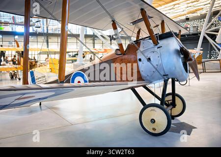 Smithsonian Air and Space Museum Sopwith Camel Airplane Chantilly // CHANTILLY, Virginia, Vereinigte Staaten — das Sopwith F.1 Camel, B6291, wird im Smithsonian Air and Space Museum ausgestellt. Dieses Kampfflugzeug aus dem Ersten Weltkrieg zerstörte 1.294 feindliche Flugzeuge. Der Spitzname „Kamel“ wegen des Buckels über den Maschinengewehren war instabil, aber sehr manövrierfähig, wenn er einmal beherrscht wurde. Dieses Beispiel mit einer Flügelspanne von 8,5 m diente der No. 10 Squadron des Royal Naval Air Service. Das Flugzeug wurde von der Arango-Familie dem Smithsonian geschenkt. Stockfoto