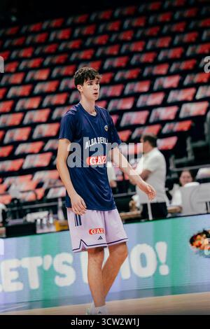 Berlin, Deutschland. Oktober 2025. Berlin, 8. Oktober 2025 Nevio Bennefeld (ALBA Berlin) während des Basketball Champions League-Spiels zwischen Alba Berlin und Elan Chalon in der Uber Arena in Berlin. (Gabor Baumgarten/SPP) Credit: SPP Sport Press Photo. /Alamy Live News Stockfoto