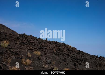 Boden aus gefrorener Lava auf dem Ätna-Vulkan gegen den Himmel Stockfoto