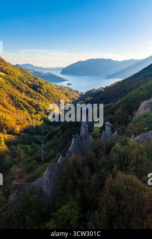 Herbstlicher Sonnenuntergang an den Pyramiden der Zone nahe dem Iseo-See. Val Camonica, Provinz Brescia, Lombardei, Norditalien, Europa. Stockfoto