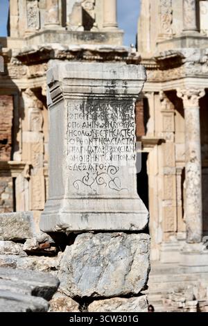 Eine Steinbasis mit einer griechischen Inschrift aus der antiken Stadt Ephesus. Die Inschrift ist Teil einer Statue, die einem Mann namens Andreas gewidmet ist. Stockfoto